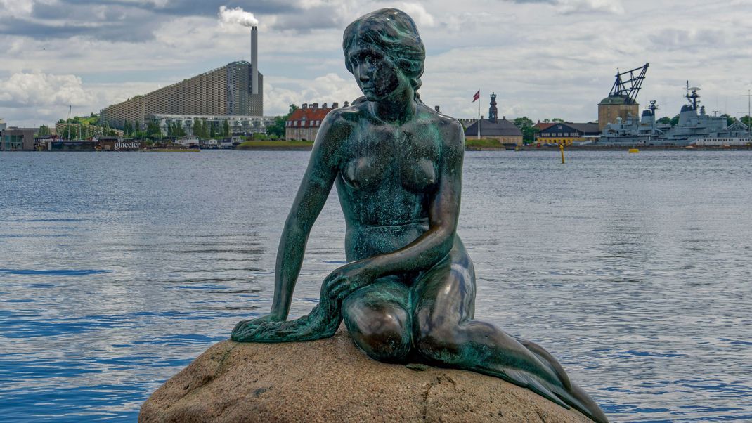 Die Statue der kleinen Meerjungfrau ist das Wahrzeichen von Kopenhagen. Sie stellt die gleichnamige Figur aus dem Märchen von Hans Christian Andersen dar.