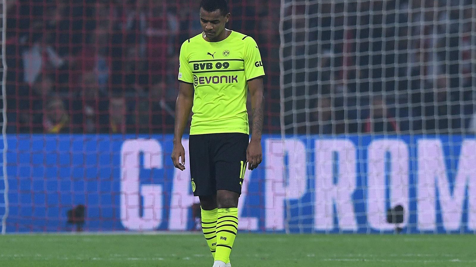 
                <strong>Manuel Akanji</strong><br>
                Hat alle Hände voll zu tun mit Haller. Das gelingt ihm anfangs gemeinsam mit Hummels noch ganz ordentlich, wodurch allerdings Räume entstehen, die der BVB nicht schließen kann. Trotzdem lange noch einer der besseren Dortmunder. Hat kurz vor der Halbzeit Glück, als er Haller im Fünfer zu Fall bringt und der Elfmeterpfiff ausbleibt. ran-Note: 4
              