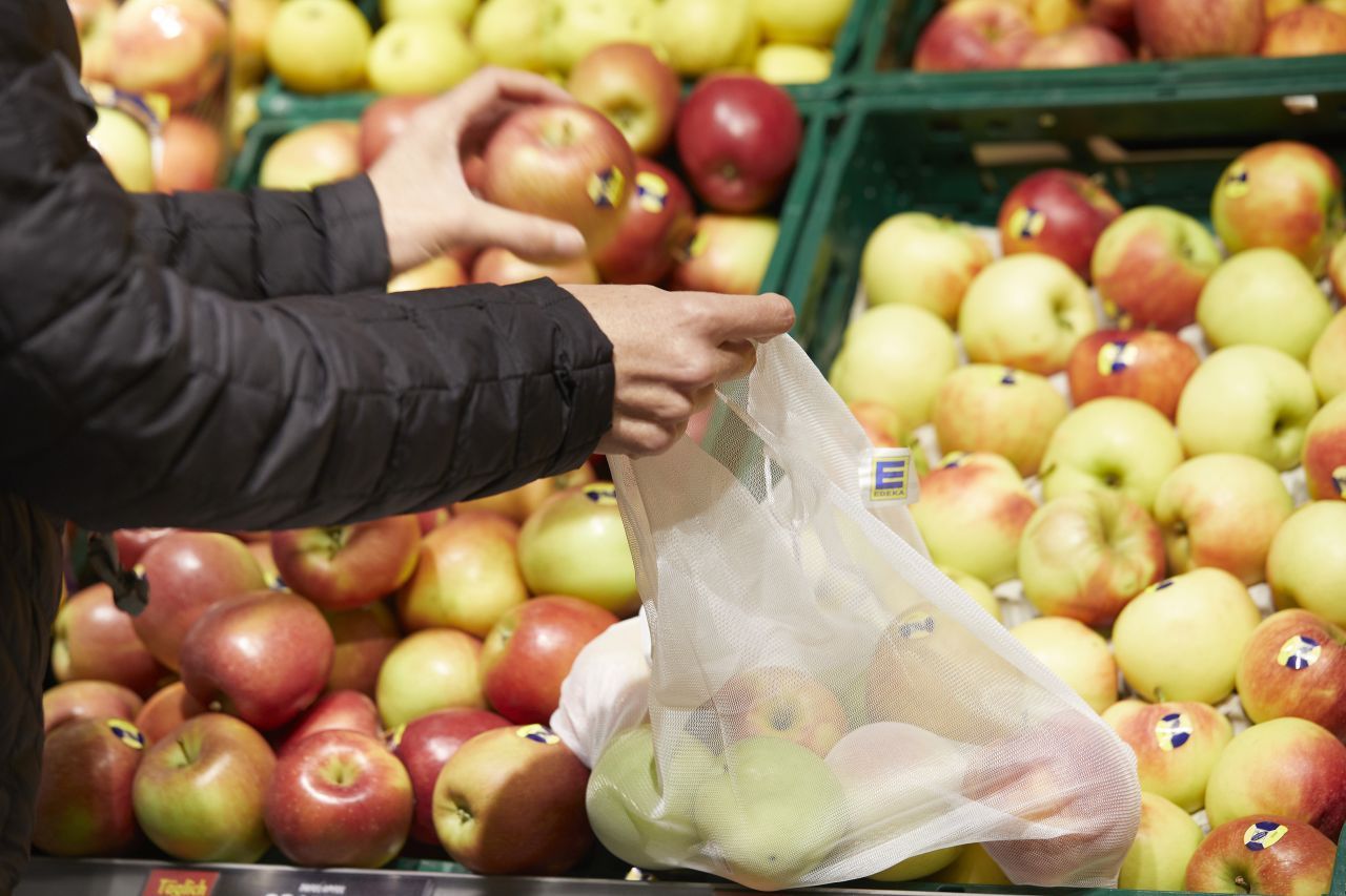 Statt Einwegtüten: In Edeka-Supermärkten findest du jetzt Mehrwegnetze für Obst und Gemüse. Sie sind waschbar, langlebig und recycelbar. 95 Millionen Einwegtüten wurden so eingespart.