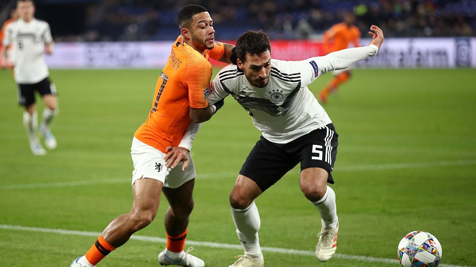 
                <strong>Mats Hummels</strong><br>
                In der Verteidigung mit Höhen und Tiefen. Exemplarisch: Klärt einmal souverän gegen Memphis Depay, grätscht dann zu spät gegen Georginio Wijnaldum. Von den drei Abwehr-Ochsen derjenige, der sich am meisten um den Spielaufbau bemüht. Verteidigen ist aber seine Hauptaufgabe. ran-Note: 4
              