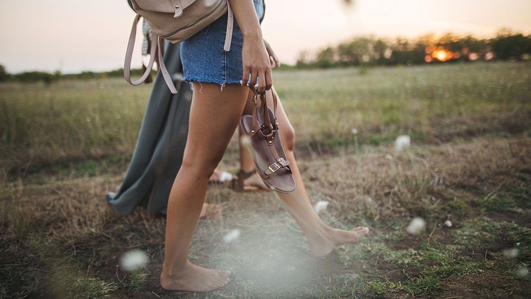 Reibung in den Schuhen begünstigt die Bildung von Hornhaut an den Füßen – somit sind häufig enge, drückende Schuhe der Auslöser.