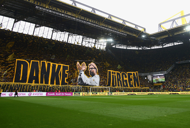 
                <strong>Kloppos Abschied aus Dortmund</strong><br>
                Mit einer tollen Choreo vor dem letzten Saisonspiel gegen Werder Bremen verabschieden die Fans von Borussia Dortmund ihren Trainer Jürgen Klopp.
              