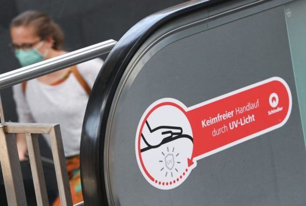 Bestimmte UV-Strahlung tötet Keime und Viren. Im Frankfurter Hauptbahnhof nun auch an dieser Rolltreppe.