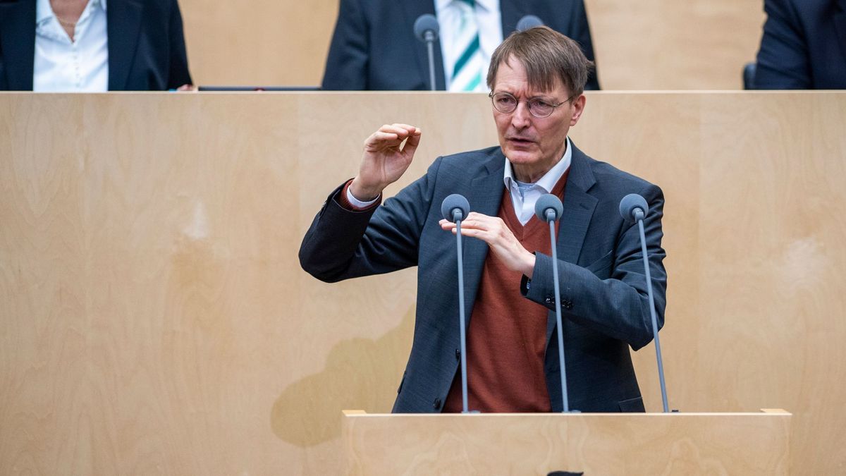 Karl Lauterbach spricht in der Bundesratssitzung.