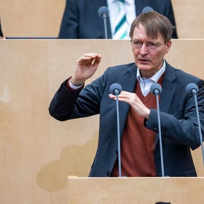 Karl Lauterbach spricht in der Bundesratssitzung.