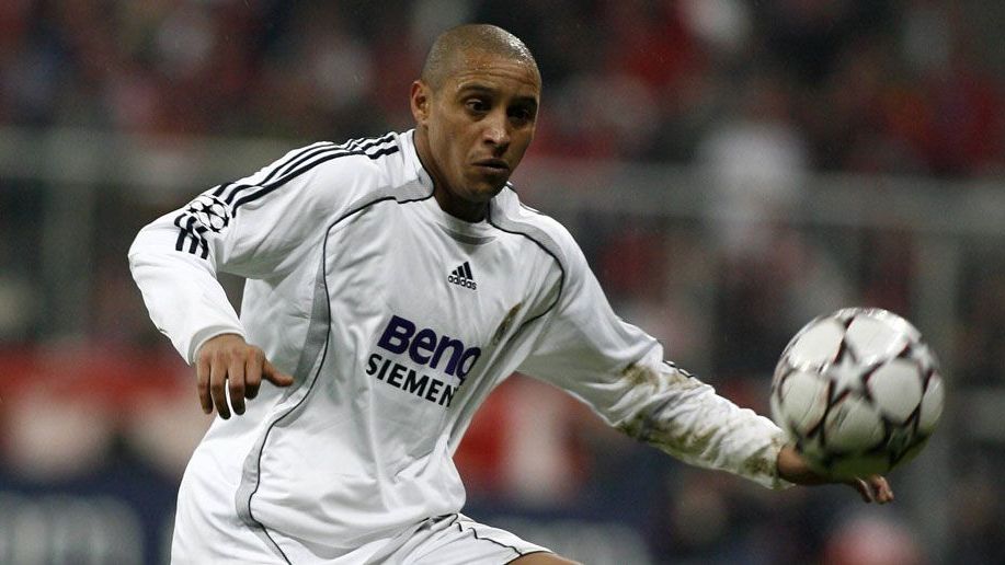 <strong>Abwehr: Roberto Carlos</strong><br>Auf der linken Abwehrseite seiner Traum-Elf vertraut Ronaldo mit Roberto Carlos ebenfalls auf einen einstigen Weggefährten. Mit dem enorm schussstarken Linksfuß verbindet Ronaldo eine gemeinsame Vergangenheit bei Real Madrid und auch in der Nationalmannschaft Brasiliens. 2002 wurden sie gemeinsam Weltmeister, gewannen im Endspiel mit 2:0 gegen das DFB-Team.&nbsp;