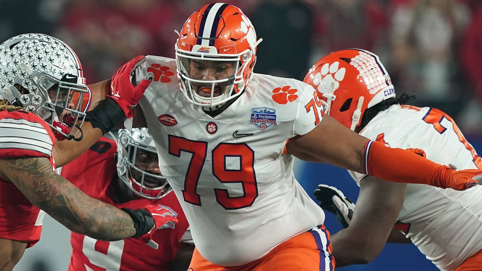 
                <strong>Jackson Carman (Offensive Tackle, Clemson)</strong><br>
                Jackson Carman wurde früh als Ausnahmetalent hochgejubelt und von "247Sports", "ESPN" und "Rivals" als Fünf-Sterne-Rekrut sowie als bester College-Prospekt von Ohio eingestuft. In der Saison 2018 gewann er mit den Clemson Tigers die College-Meisterschaft. Der 1,96 Meter große und 152 Kilogramm schwere Offensive Tackle beschützte die Blind Side von Quarterback Trevor Lawrence, der als Nummer-1-Pick gehandelt wird. Zudem ist Carman ein physisch starker Blocker, der freie Räume für das Laufspiel schafft. Sein Defizit ist die Geschwindigkeit, sodass er in der NFL möglicherweise zum Guard umfunktioniert werden könnte.  
              