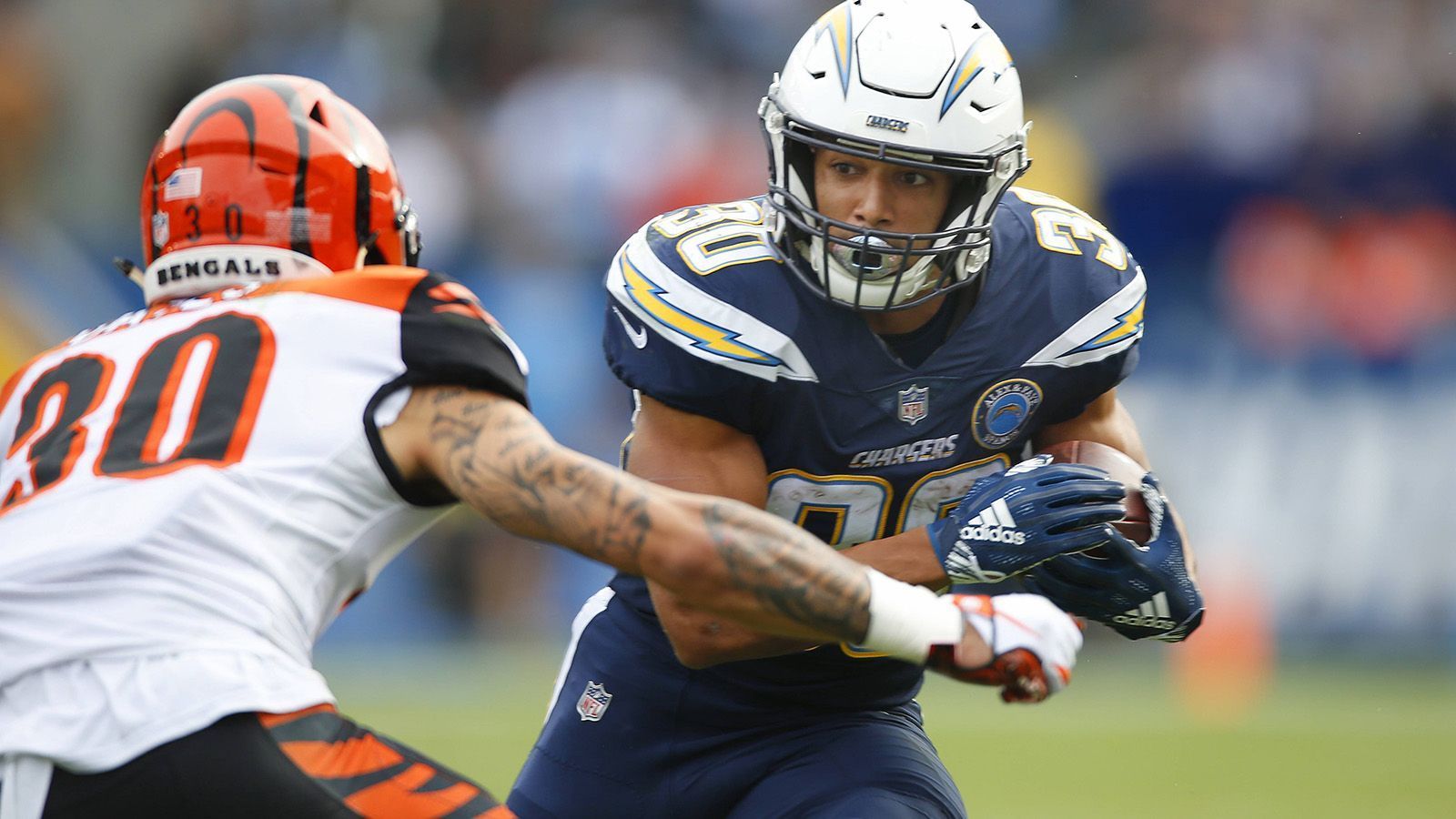 
                <strong>Austin Ekeler (Running Back, Los Angeles Chargers)</strong><br>
                Auf der Running-Back-Position der Chargers steht normalerweise Melvin Gordon im Rampenlicht. Seit dessen zwischenzeitlicher Verletzungspause hat aber auch Austin Ekeler bewiesen, was er drauf hat. Sein Coach Anthony Lynn beschreibt ihn als fittesten Spieler des Teams. Da Gordon wohl nicht bei 100 Prozent sein wird, könnte Ekeler wieder ein wichtige Rolle einnehmen. Auswärts bei den Patriots werden die Chargers Ekeler brauchen. New England hat im Gillette Stadium in dieser Saison nur 98,6 Rushing-Yards pro Spiel zugelassen.
              