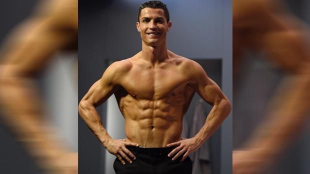 
                <strong>Cristiano Ronaldo</strong><br>
                Er ist bekannt für seinen durchtrainierten Körper: Weltfußballer und Unterwäschemodel Cristiano Ronaldo. Aber nicht nur "CR7" kann seine Muskeln spielen lassen. 
              