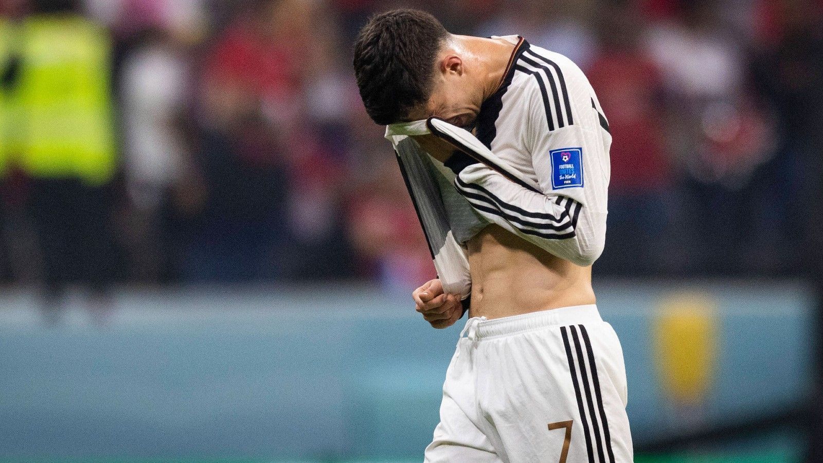 
                <strong>Pressestimmen zum deutschen Aus bei der Fußball-WM in Katar</strong><br>
                ITALIENGazzetta dello Sport: "Deutschland zu Hause, von Spanien verraten. Doch die Deutschen sind selbst schuld, denn der K.o. gegen Japan beim WM-Debüt kostete sie langfristig das Aus. Flicks Nationalmannschaft besiegte Costa Rica in einem ziemlich verrückten Match mit 4:2, aber es war ein sehr bitterer Erfolg."
              