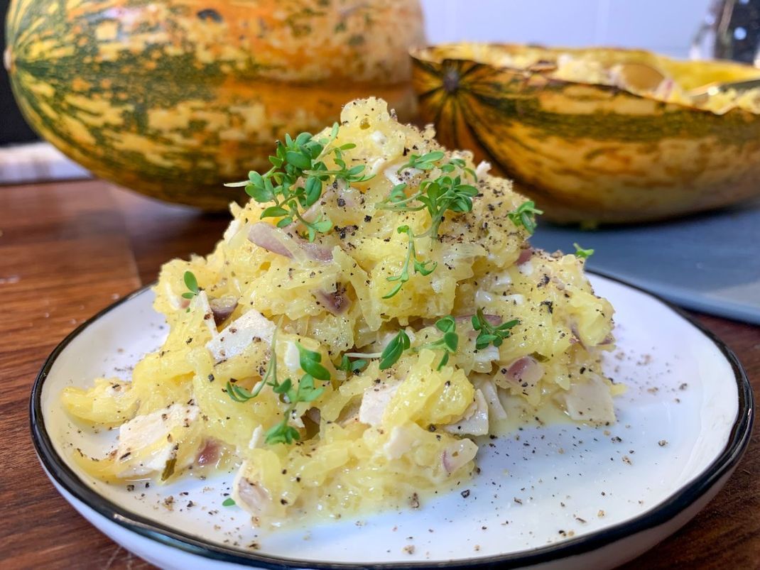 Ein Hingucker, herbstlicher Gaumenschmaus und Low Carb-Gericht zugleich. Den Spaghettikürbis kannst du auch auf Carbonara-Art zubereiten.