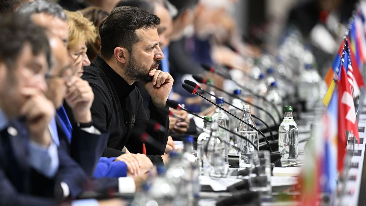 Wolodymyr Selenskyj und Teilnehmer hören eine Rede während der Eröffnungsplenarsitzung des Gipfels zum Frieden in der Ukraine in Stansstad bei Luzern.