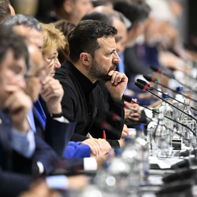 Wolodymyr Selenskyj und Teilnehmer hören eine Rede während der Eröffnungsplenarsitzung des Gipfels zum Frieden in der Ukraine in Stansstad bei Luzern.