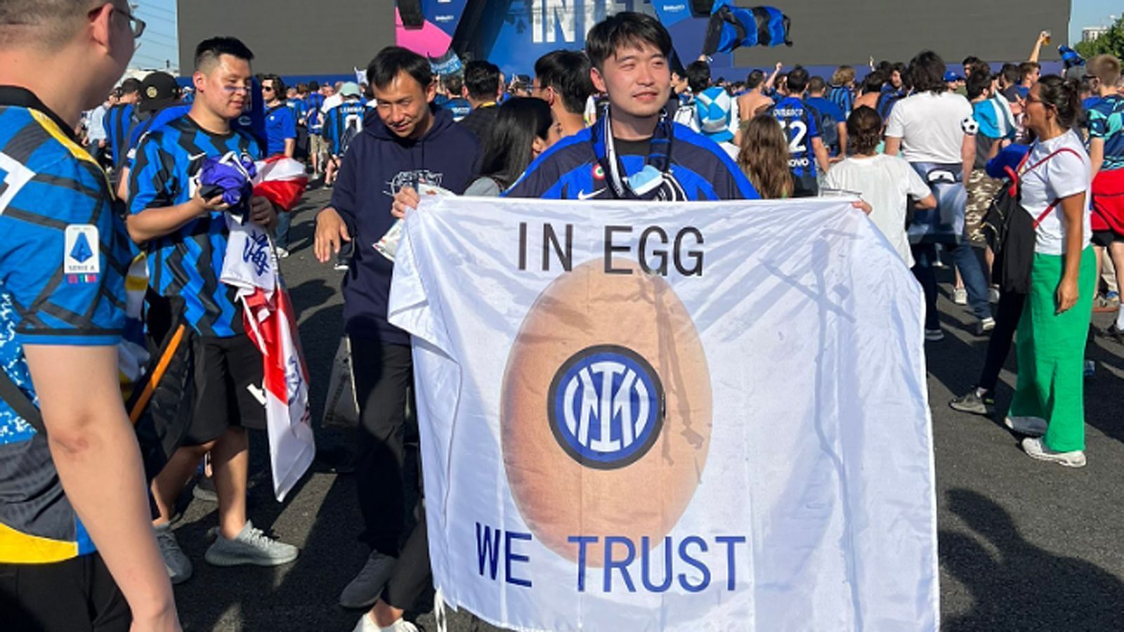 
                <strong>"In Egg We Trust"</strong><br>
                Auf TikTok kursierte vor dem Finale von Istanbul ein Video mit einem Eier-Orakel zum Ausgang des Spiels zwischen ManCity und Inter. Dieses Orakel sagt einen Sieg der Mailänder voraus. Kein Wunder, dass die Fans der Nerazzurri "auf das Ei vertrauen". 
              