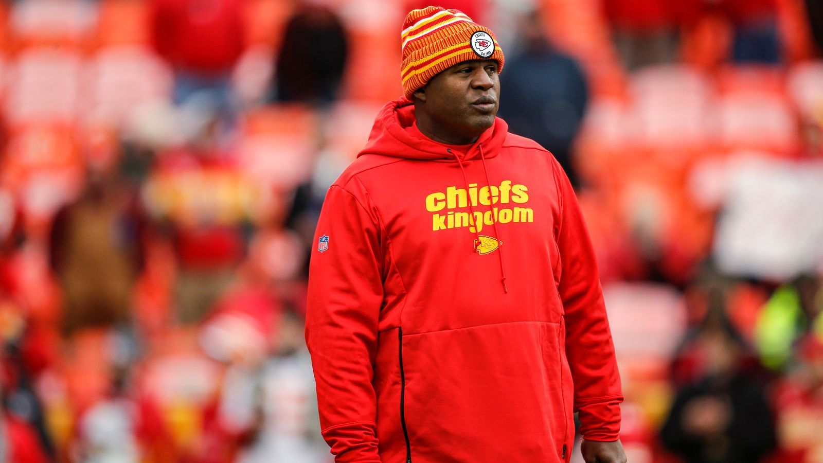 
                <strong>Eric Bieniemy (Kansas City Chiefs)</strong><br>
                Der Offensive Coordinator der Kansas City Chiefs ist der am häufigsten genannte Head-Coach-Kandidat der NFL. Bieniemy ist bereits seit 2013 bei den Chiefs und hat seit seiner Beförderung 2018 maßgeblichen Anteil an der starken Offense. Schon vergangenes Jahr wurde er als Kandidat für einen Posten als Head Coach gehandelt, aber zu einer Verpflichtung kam es nicht. Dennoch dürfte es nur eine Frage der Zeit sein, wann Bieniemy bei einem NFL-Team als Head Coach unterschreibt.
              