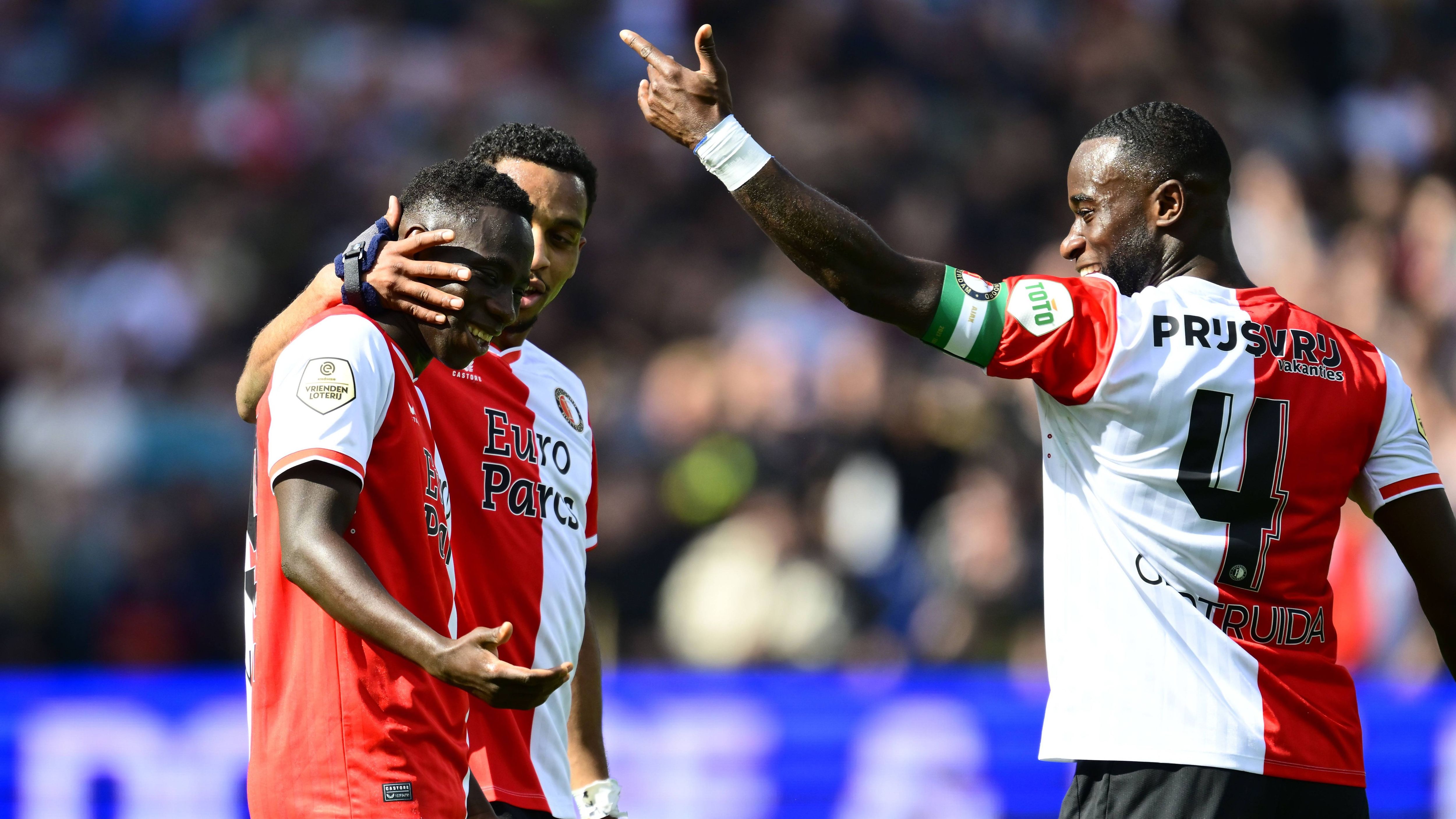 <strong>Niederlande</strong><br>Denn auch der Titelverteidiger löste seine Pflichtaufgabe bei Fortuna Sittard, wenn auch nur wenig glanzvoll mit 1:0. Am Ende wird wohl die erneute Champions-League-Teilnahme stehen. Denn der einzig verbliebene Konkurrent Twente Enschede verlor bei Ajax Amsterdam mit 1:2 und ist nun schon zwölf Punkte hintendran.