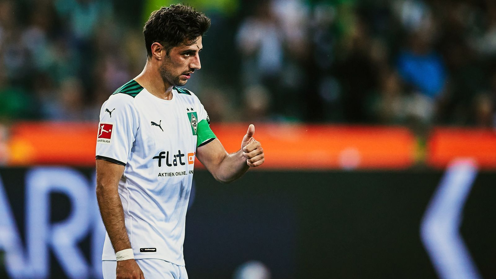 
                <strong>Lars Stindl</strong><br>
                Im Gladbacher Offensiv-Feuerwerk hält sich der Kapitän anfangs etwas zurück. Läuft wie seine Kollegen aber viel, schafft so immer wieder Räume für seine Mitspieler und arbeitet defensiv gut mit. Eigene Abschlüsse hat Stindl an diesem Abend kaum, auch an den Toren ist er nicht beteiligt. Das dürfte er angesichts des Ergebnisses jedoch zweifelsohne verkraften. ran-Note: 3
              