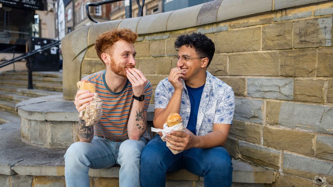 Für ein romantisches Picknick an einem eurer Lieblingsorte in der Stadt braucht es nicht viel beim ersten Date.