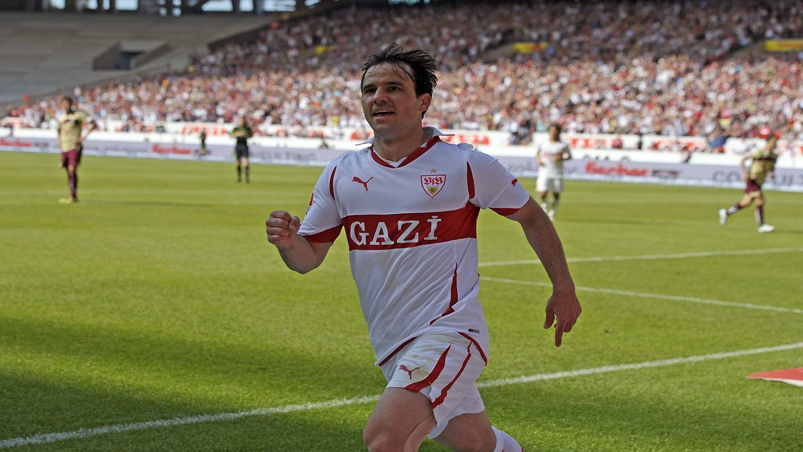 
                <strong>BANK: Tamas Hajnal (VfB Stuttgart)</strong><br>
                Auch der Ungar spielte sich in die Herzen der Fans. Beim VfB entwickelte er sich 2010/11 zum Dreh- und Angelpunkt der Offensive. Viel mehr wurde allerdings nicht daraus. 2013 ging es nach Ingolstadt, von dort zurück in die Heimat. Heute ist er dort als Chef-Scout unterwegs.
              