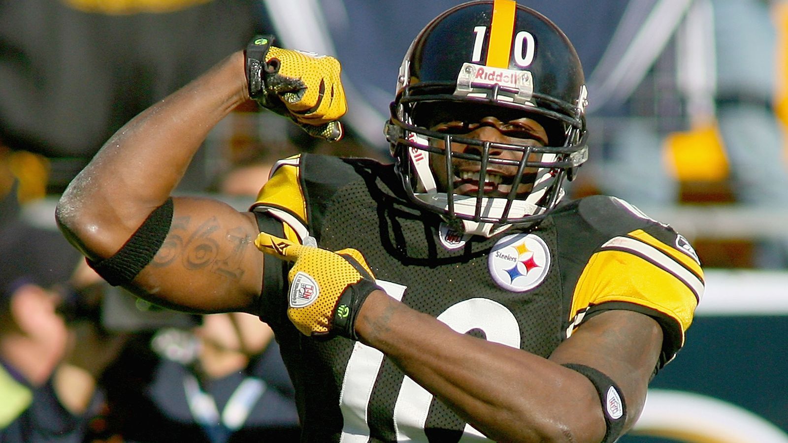 
                <strong>Pittsburgh Steelers - Santonio Holmes</strong><br>
                "Ein Trade, der oft als einer der schlechtesten in der Geschichte der Pittsburgh Steelers angesehen wird, ist der Trade von Wide Receiver Santonio Holmes im Jahr 2010. Die Pittsburgh Steelers tradeten Holmes an die New York Jets für einen Fünftrunden-Draftpick. Holmes war ein entscheidender Spieler in der Offense der Steelers und hatte eine wichtige Rolle beim Gewinn des Super Bowl XLIII. Der Trade wurde von vielen als schlecht betrachtet, da Holmes ein talentierter und produktiver Wide Receiver war. Der erhaltene Fünftrundenpick erwies sich als unzureichende Gegenleistung für einen Spieler von Holmes' Kaliber. Darüber hinaus traten nach dem Trade auch außersportliche Probleme bei Holmes auf, was die Enttäuschung über den Trade verstärkte. Holmes hatte Schwierigkeiten, sich bei den Jets zu etablieren und konnte nicht an seine frühere Leistung anknüpfen."
              