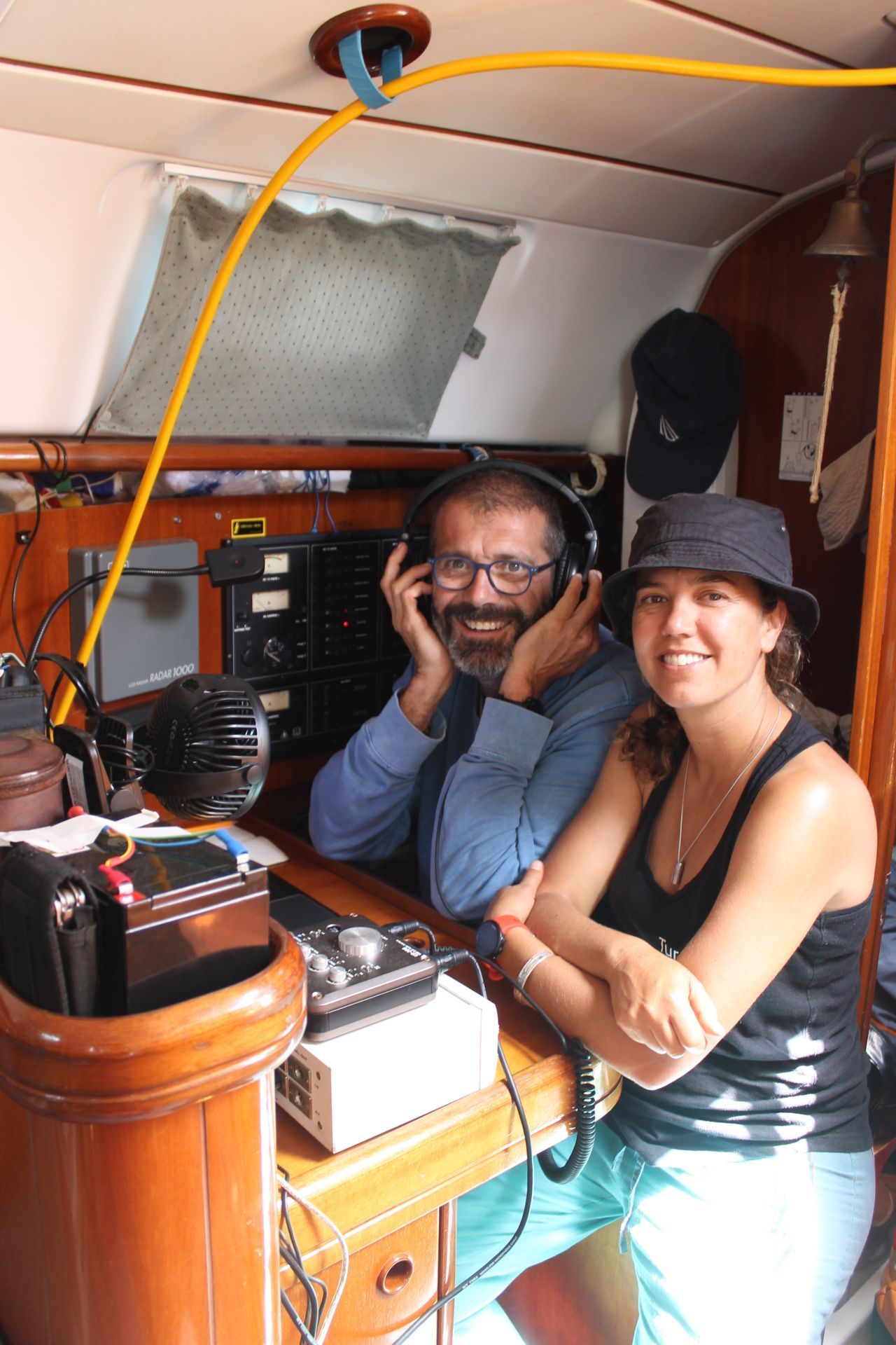 Txema (links) und Tita (rechts) in ihrem akustischen Labor. Sie hören die Hydrophone mit Kopfhörern ab, die hinter dem Boot ins Wasser gelassen werden.
