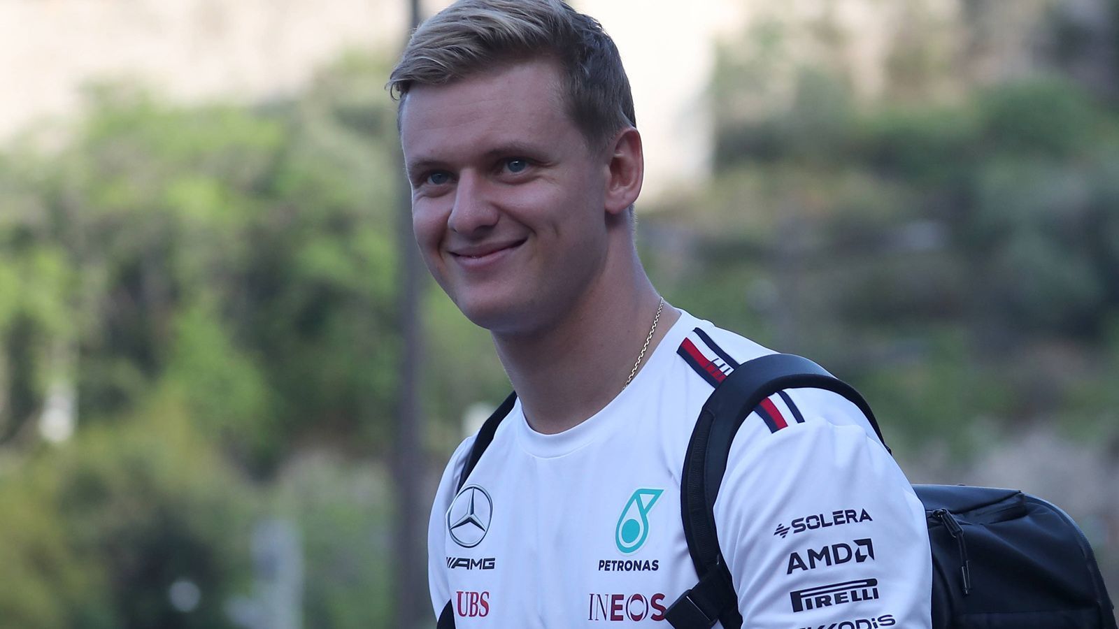 <strong>Im "richtigen" Mercedes</strong><br>
                Am Mittwoch nach dem Rennen in Barcelona saß Schumacher bei Reifentests dann im "richtigen" Mercedes, später in der Saison auch in einem älteren McLaren. Für ihn eine schöne Abwechslung, mehr aber auch erst einmal nicht. Renn- oder Trainingseinsätze gab es bislang nicht.