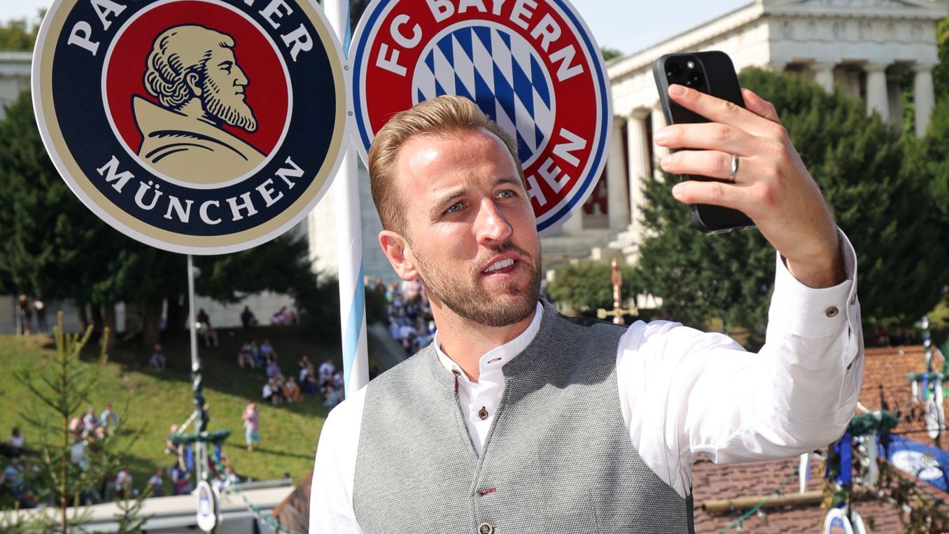 <strong>Der FC Bayern München auf dem Oktoberfest: Die besten Wiesn-Bilder</strong><br>Was denkt sich Harry Kane dabei?