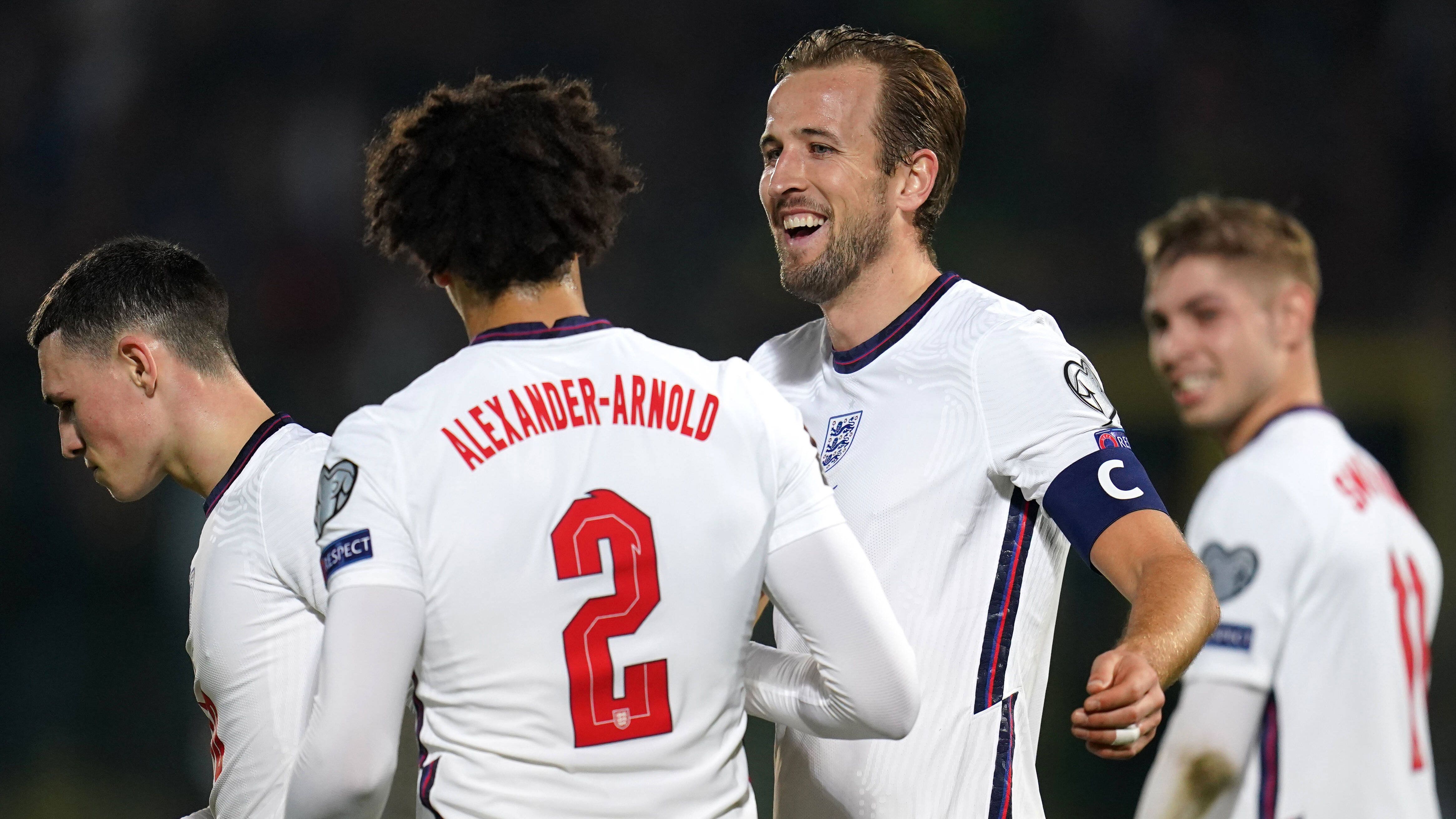 
                <strong>England</strong><br>
                Die Three Lions fahren zur Weltmeisterschaft 2022 nach Katar. Mit einem 10:0-Sieg in San Marino hat das Team von Gareth Southgate die WM-Teilnahme perfekt gemacht. Harry Kane zog durch einen Viererpack mit Englands Legende Gary Lineker in der ewigen Torschützenliste der Nationalmannschaft gleich. Damit steht er mit 48 Treffern jetzt auf Rang drei, hinter Bobby Charlon (49) und Wayne Rooney (53). 
              