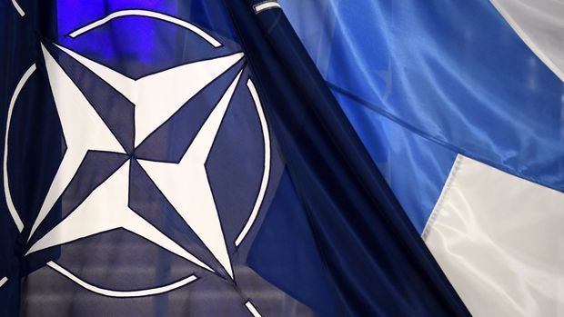 Die Flaggen der Nato und Finnlands