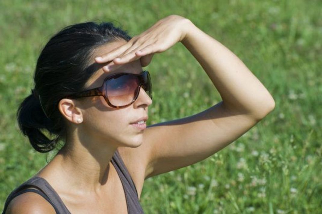 Nicht nur dann, wenn die Sonne bereits blendet, sollte eine Sonnenbrille mit UV-Schutz getragen werden.