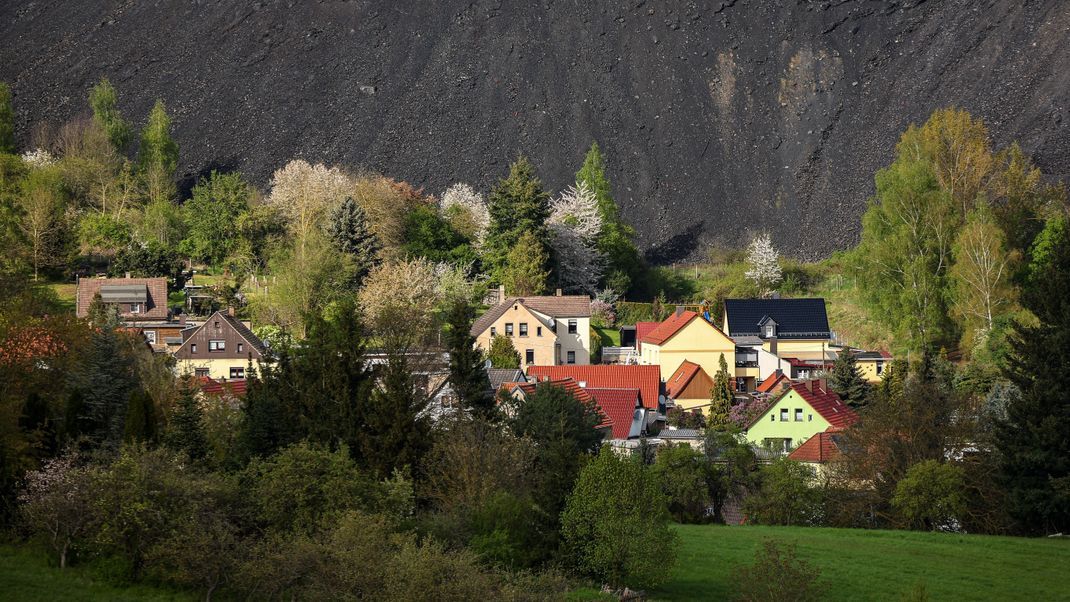 Sachsen-Anhalt, Hergisdorf: Eine Halde aus den Zeiten des Kupferbergbaus dominiert die Landschaft neben dem kleinen Ort. Zwischen 2020 und 2040 soll die Bevölkerungszahl in Mansfeld-Südharz Prognosen zufolge um 21,1 Prozent schrumpfen.