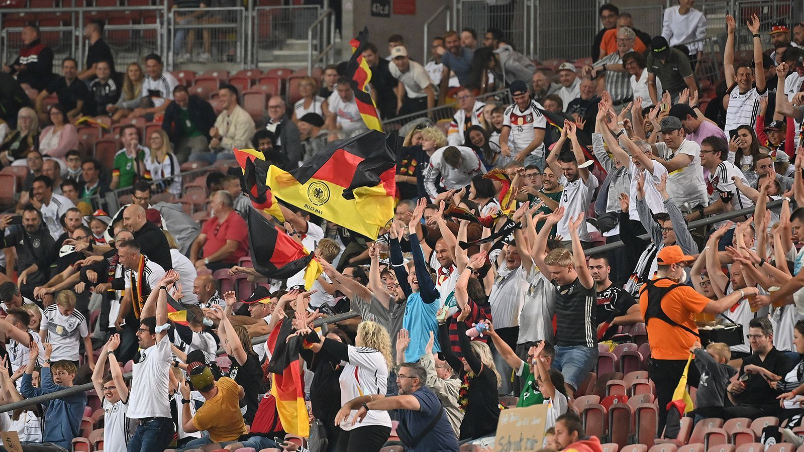 <strong>19. Juni: 2. Spiel gegen Ungarn</strong><br>
                Die deutsche Mannschaft wird ihr zweites Gruppenspiel am 19. Juni in der Stuttgarter Mercedes-Benz-Arena bestreiten, die für die EM den Namen "Stuttgart Arena" erhält, da nur werbefreie Stadionnamen erlaubt sind. Gegner um 18 Uhr ist Ungarn.