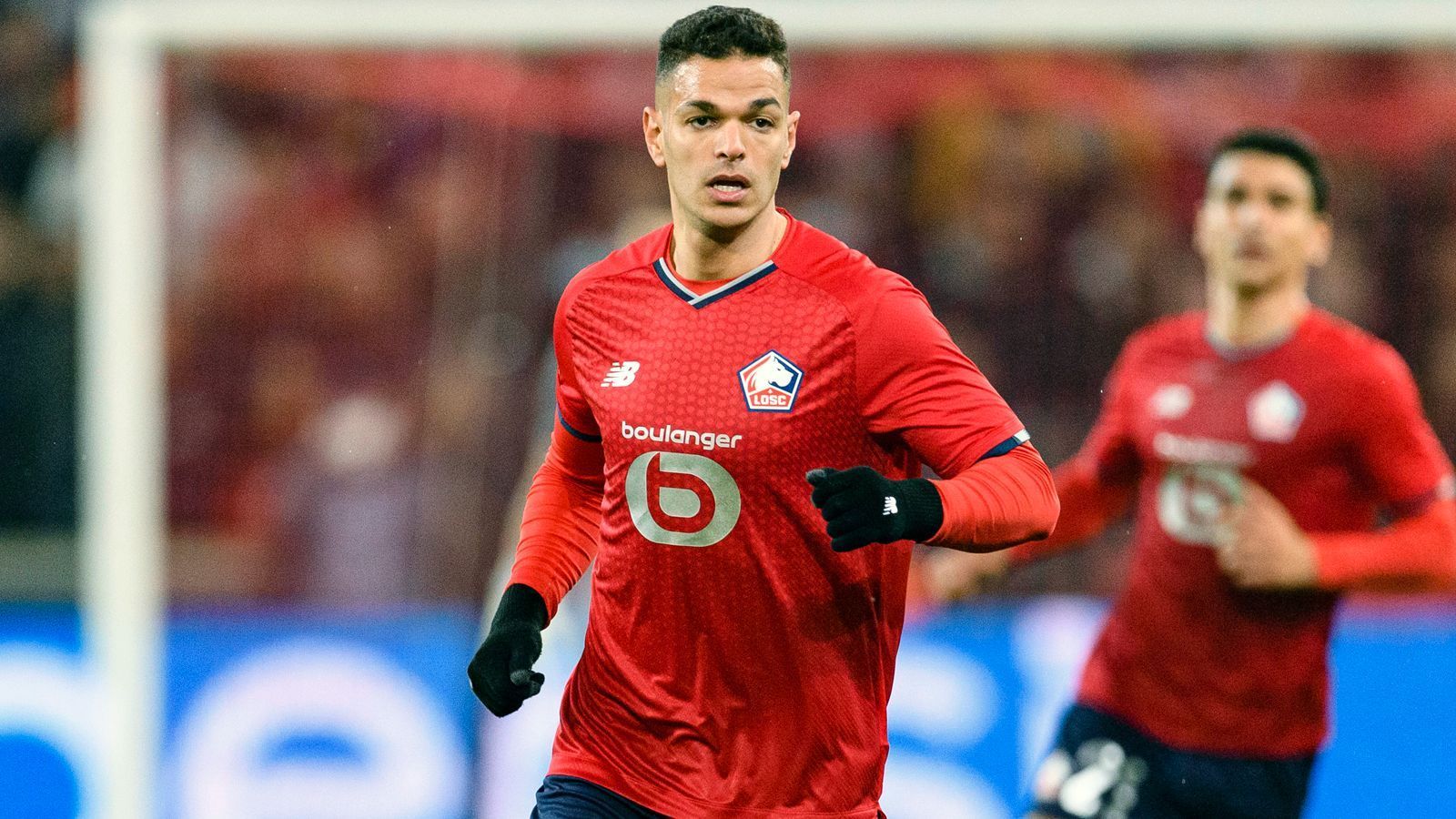 
                <strong>Hatem Ben Arfa (zuletzt OSC Lille)</strong><br>
                Der 15-malige Nationalspieler Frankreichs galt schon als Teenager als Toptalent, konnte diesen Vorschusslorbeeren aber in weiterer Folge nicht gänzlich gerecht werden. Zuletzt stand der Ex-Profi von Paris St. Germain, Olympique Lyon, Marseille und Newacastle United von Januar bis Juni 2022 bei OSC Lille unter Vertrag. Seitdem sucht der 36-jährige Hatem Ben Arfa einen neuen Klub. Für Aufsehen hatte Ben Arfa nicht nur auf dem Platz gesorgt. Nach seinem Aus bei PSG verklagte er den Scheich-Klub wegen Mobbings - und bekam kürzlich nach mehreren Jahren des Streits Recht. PSG wurde im März zu rund 100.000 Euro Schadensersatz verklagt, obwohl Ben Arfa zunächst nur einen symbolischen Euro gefordert hatte.
              