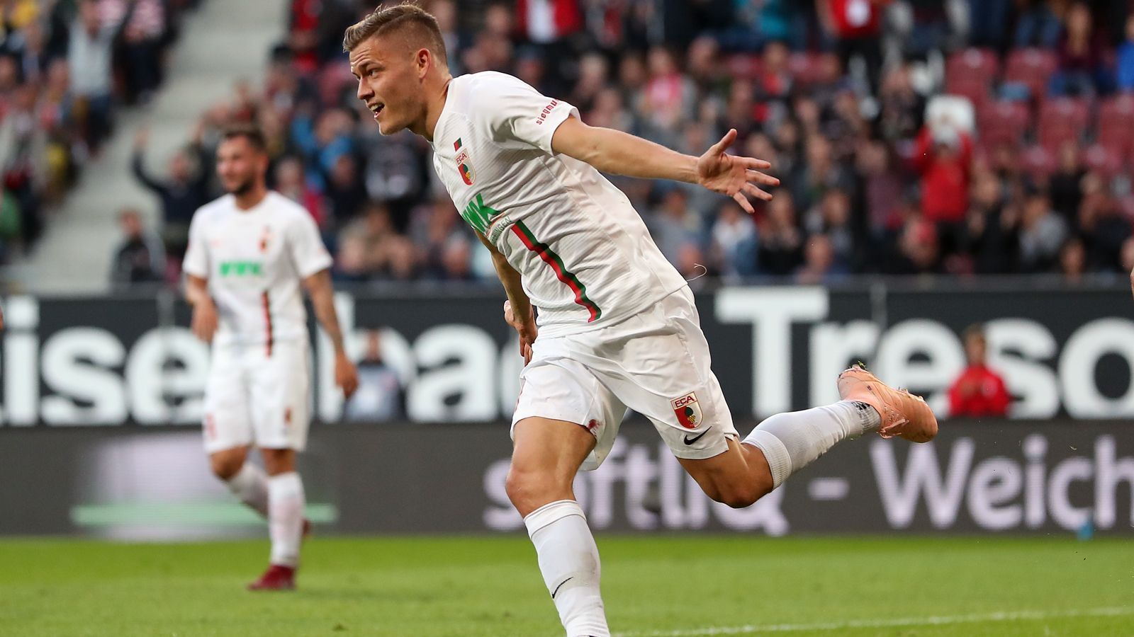 
                <strong>FC Augsburg</strong><br>
                Bundesliga-Rekordtorschütze: Alfred Finnbogason (Foto)- Bundesliga-Tore: 35 - Vereins-Rekordtorschütze: Christian Radlmaier - Pflichtspiel-Tore: 62
              