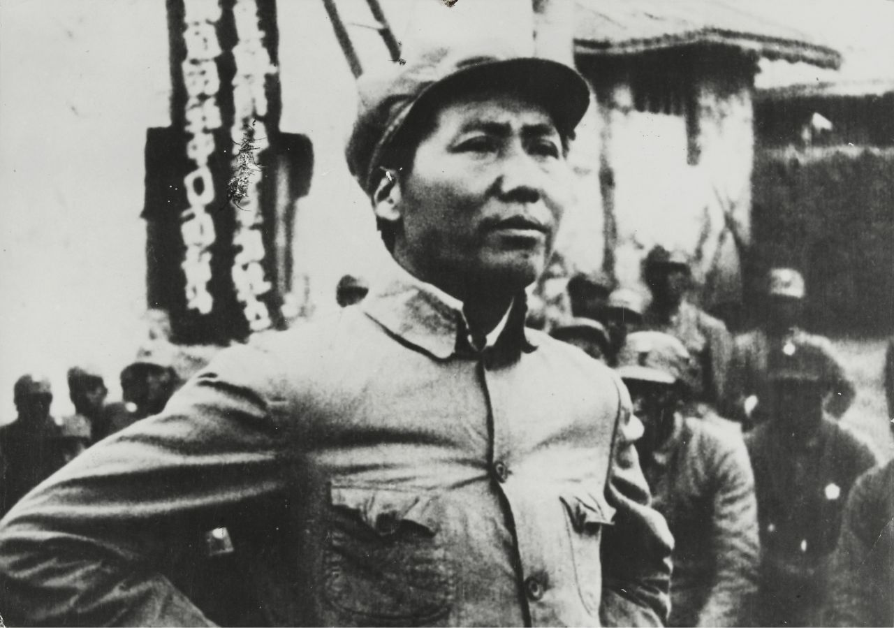 Maoismus: Mao Zedong (1893-1976) rief 1949 mit der Kommunistischen Partei die Volksrepublik China aus. Er förderte eine Machtübernahme durch die Bauern, nicht so sehr durch die Arbeiter. Mao sprach von der „Umzingelung der Städte durch das Land“. Er sah die Lösung in einer Guerilla-Revolution der Bauern. Diese führe dann zu einer Diktatur des Proletariats. Also musste die Revolution nach Mao von Agrarstaaten in die Industries
