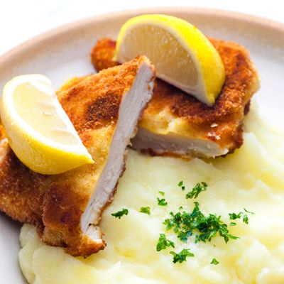 In bei Rewe und Edeka verkauften Hähnchen-Schnitzeln sind Listerien entdeckt worden.