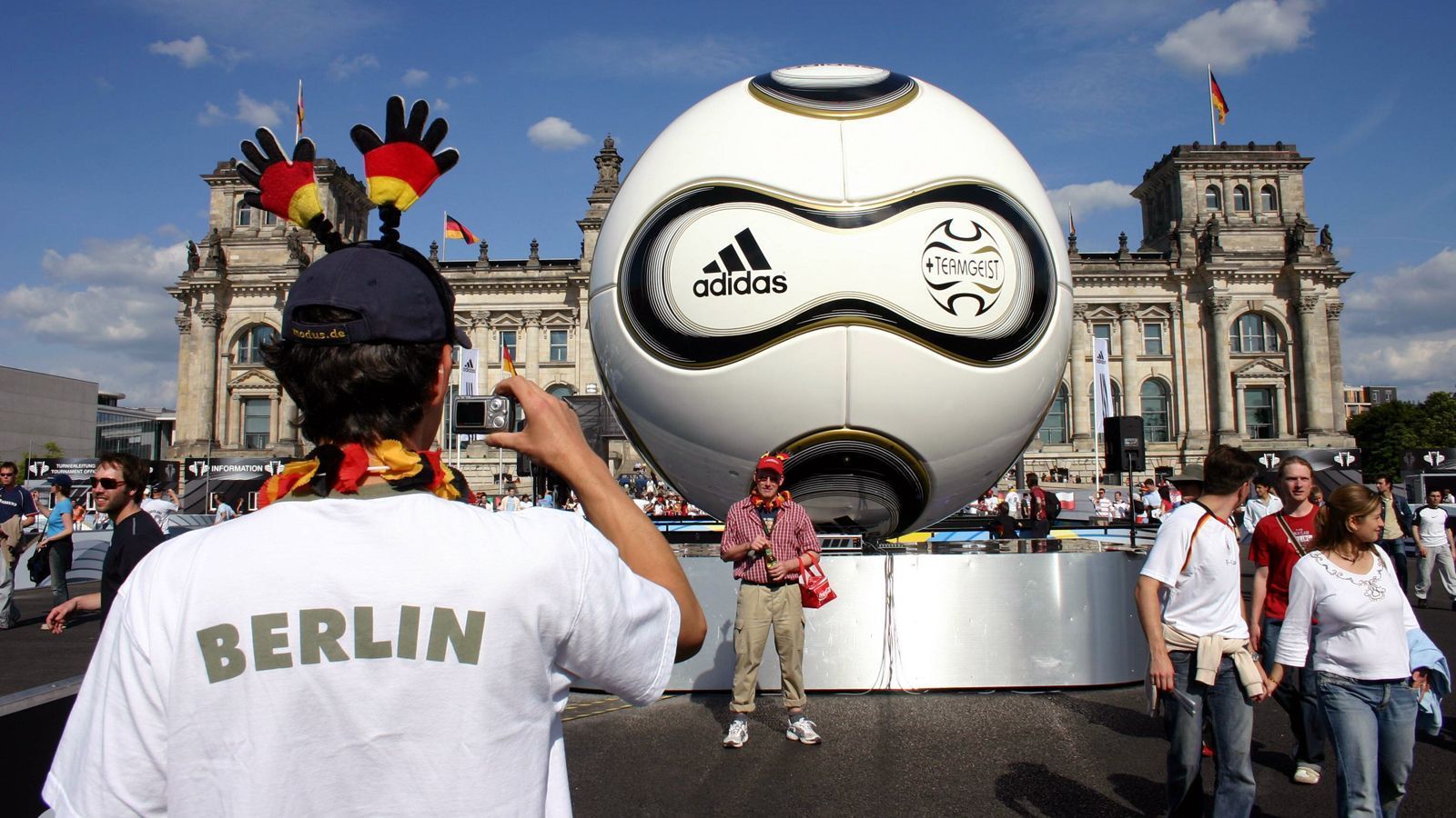 
                <strong>WM 2006 in Deutschland</strong><br>
                Kosten: 4,3 Milliarden US-Dollar
              