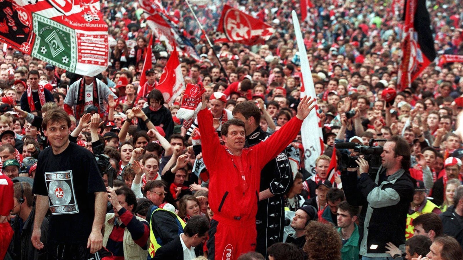 
                <strong>Als Kroatien 1998 zuletzt im WM-Halbfinale steht ...</strong><br>
                ... heißt der Deutsche Meister 1. FC Kaiserslautern. Der FCK gewinnt als erster Aufsteiger den Titel. Trainer Otto Rehhagel und das Team lassen sich feiern.
              