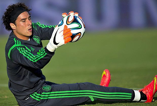 
                <strong>Guillermo Ochoa (FC Malaga)</strong><br>
                Das wird sich Guillermo Ochoa anders vorgestellt haben: Nach überragenden Leistungen bei der WM wechselte der mexikanische Nationaltorhüter im Sommer zum FC Malaga. Doch dort kommt er zurzeit nicht an Carlos Kameni vorbei, der bisher alle Saisonspiele bestreiten durfte.
              