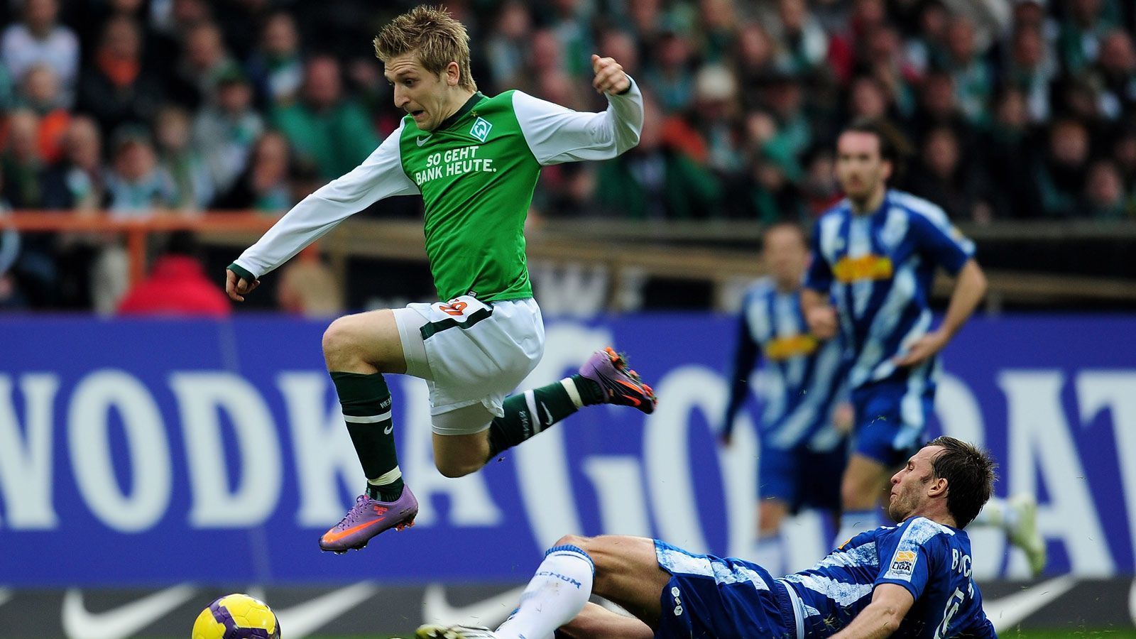 
                <strong>Marko Marin (SV Werder Bremen)</strong><br>
                Das umworbene Talent entschied sich im Sommer 2009 für einen Transfer zu Werder Bremen - eine nachvollziehbare Wahl. Damals gehörten die Hanseaten zu den besten Mannschaften in Deutschland, waren Jahr für Jahr international vertreten. Es war der richtige Schritt, dem noch ein viel größerer folgen sollte.
              