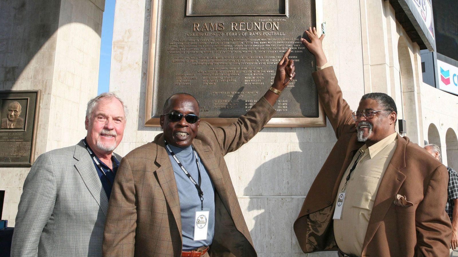 
                <strong>The Fearsome Foursome</strong><br>
                Eine der berühmtesten Defensive Lines der NFL-Geschichte. Deacon Jones (mi.), Merlin Olsen (li.), Rosey Grier (re.) und Lamar Lundy machten die Los Angeles Rams zu einer der dominantesten Verteidigungsformationen der NFL-Geschichte.
              