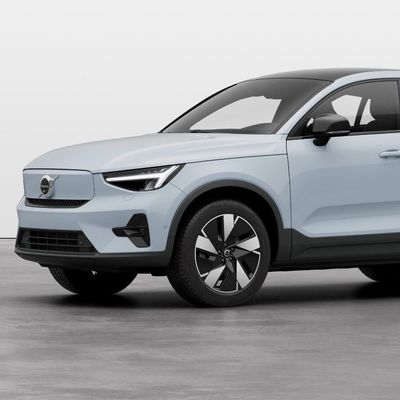 Der Volvo C40 Recharge gibt das SUV-Coupé - es gibt aber auch noch den XC40 Recharge mit etwas gewöhnlicherem Heck.