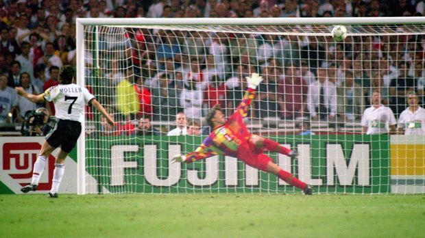 
                <strong>EM 1996</strong><br>
                EM 1996 - 1:1 n.V.; 6:5 i.E. gegen England: Auf dem Weg zum bislang letzten EM-Titel Deutschlands warfen die DFB-Stars mal wieder den Gastgeber raus. Im Londoner Wembleystadion ging es bis ins Elfmeterschießen, nachdem Stefan Kuntz in der regulären Spielzeit den englischen Führungstreffer durch Alan Shearer egalisierte. Im Elfmeterschießen leistete sich Englands Gareth Southgate den einzigen Fehlschuss. So führte Andreas Möller das DFB-Team ins Endspiel gegen Tschechien (2:1 nach Golden Goal). Dies war zugleich auch der größte Erfolg von Ex-Bundestrainer Berti Vogts.
              