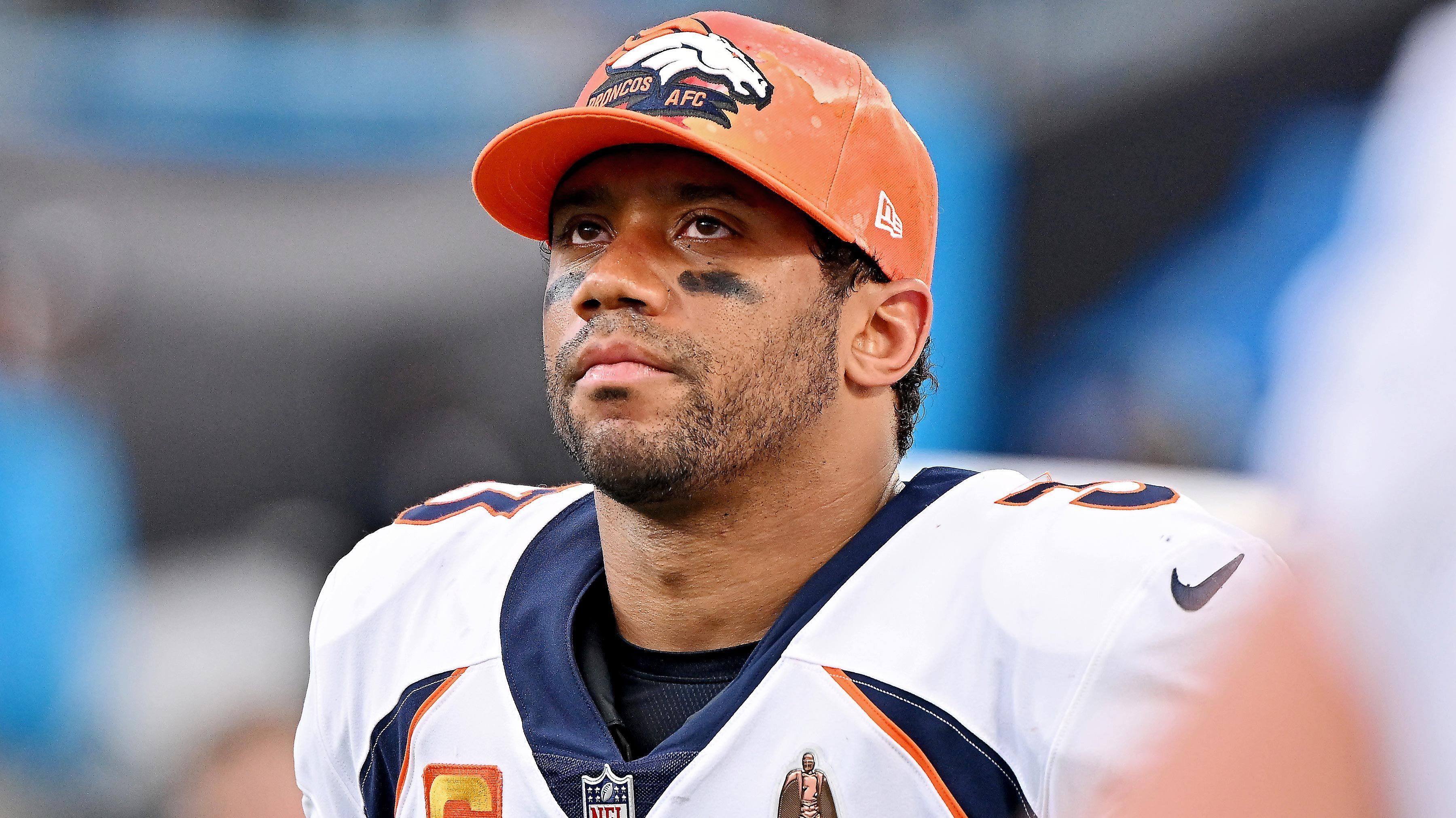 <strong>Russell Wilson zu den Denver Broncos</strong><br>
                Noch bevor er sein erstes Spiel für Denver gemacht hatte, wurde sein Vertrag um fünf Jahre verlängert. Nach zwei enttäuschenden Spielzeiten ist es das aktuell teuerste Missverständnis der NFL-Geschichte. Die Trennung sorgt bei den Broncos durch den nun eigentlich erst beginnenden Vertrag für ein Dead Money in Höhe von schwindelerregenden 85 Millionen Dollar, alleine in der Saison 2023. Mittlerweile spielt Wilson für die Pittsburgh Steelers.