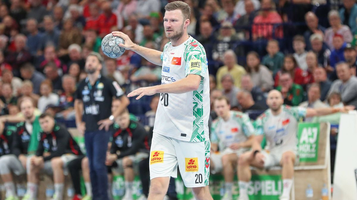 05.10.2025, xgox, Handball - Daikin HBL, Handball Verein Hamburg - SC Magdeburg emspor, v.l. Philipp Weber (Magdeburg, 20) am Ball, plays the ball Hamburg *** 05 10 2025, xgox, Handball Daikin HBL,...