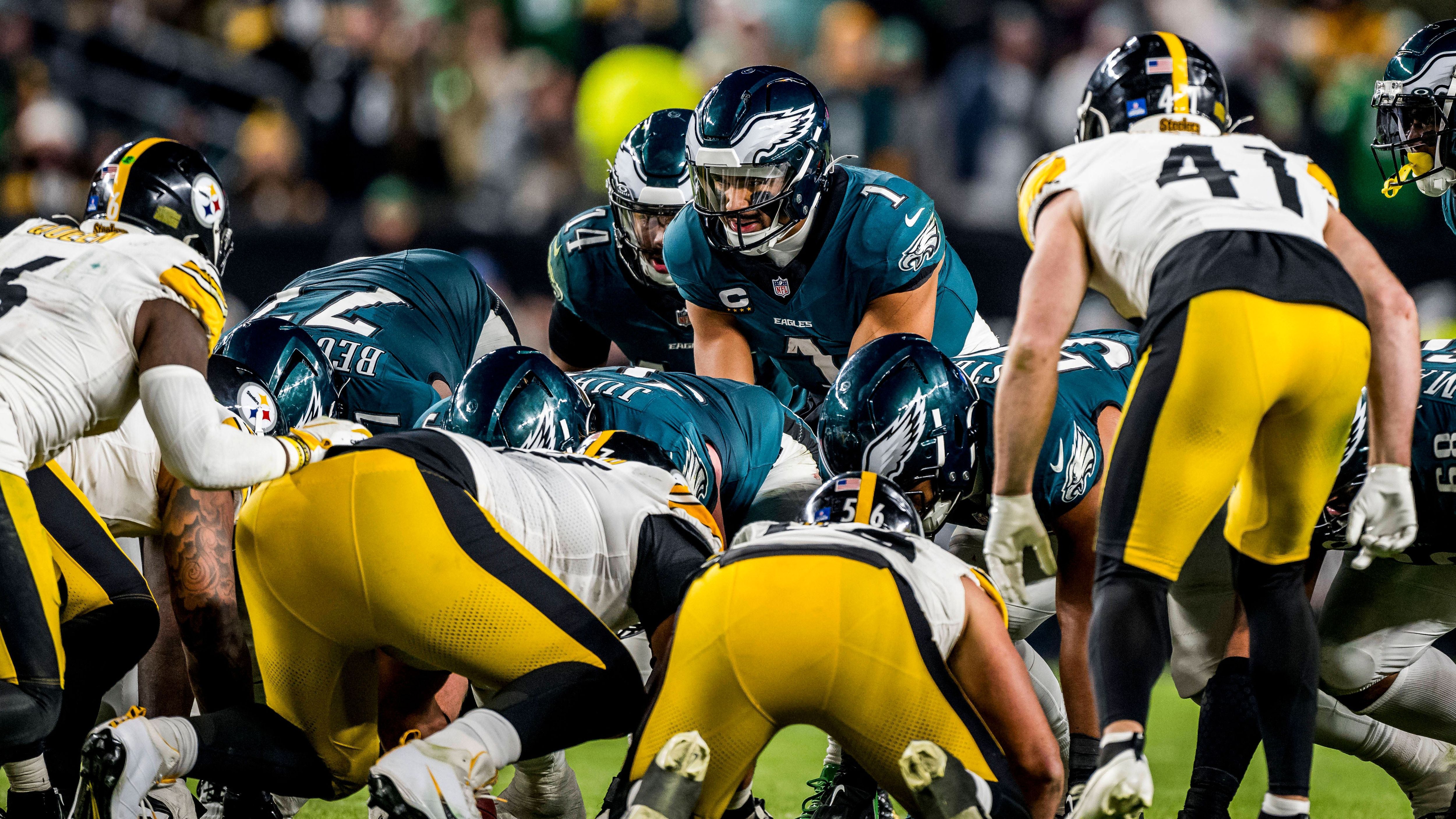 <strong>1. Platz: Jalen Hurts</strong><br>Position: <strong>Quarterback</strong><br>Aktuelles Team: <strong>Philadelphia Eagles</strong><br>Absolvierte Spiele in den letzten drei Jahren: <strong>47</strong><br>Rushing Touchdowns in diesem Zeitraum: <strong>42</strong>