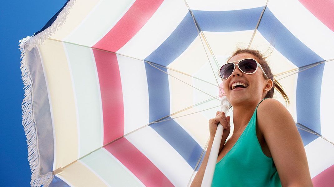 Regel Nummer 1: Schützt eure Haut vor schädlicher UV-Strahlung - packt deshalb beim nächsten Strandbesuch den Sonnenschirm ein!