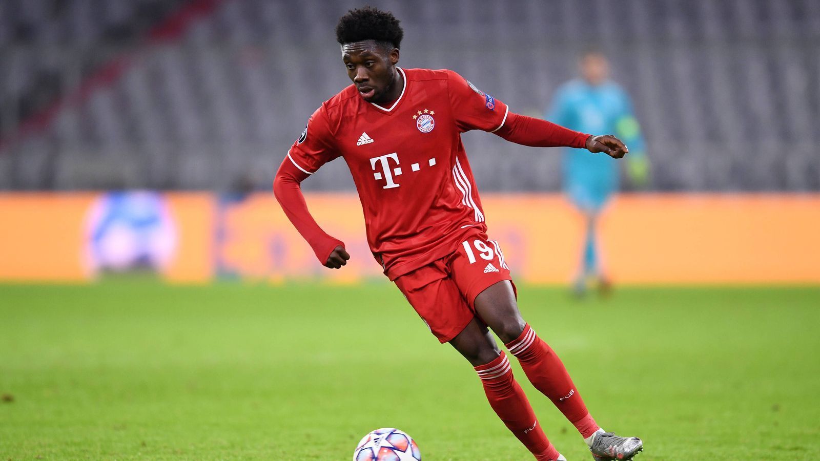 
                <strong>Abwehr: Alphonso Davies (FC Bayern München)</strong><br>
                Der Kanadier ist wohl die Entdeckung des abgelaufenen Jahres. Zu Beginn der Saison 2019/2020 war er nur sporadisch im Kader, aber spätestens seit dem Trainerwechsel von Niko Kovac zu Hansi Flick ist Davies eine verlässliche Konstante auf der Linksverteidiger-Position. Besonders in Erinnerung bleibt dabei sein unwiderstehliches Solo beim 8:2-Sieg gegen den FC Barcelona auf dem Weg zum Sieg in der Champions League.
              