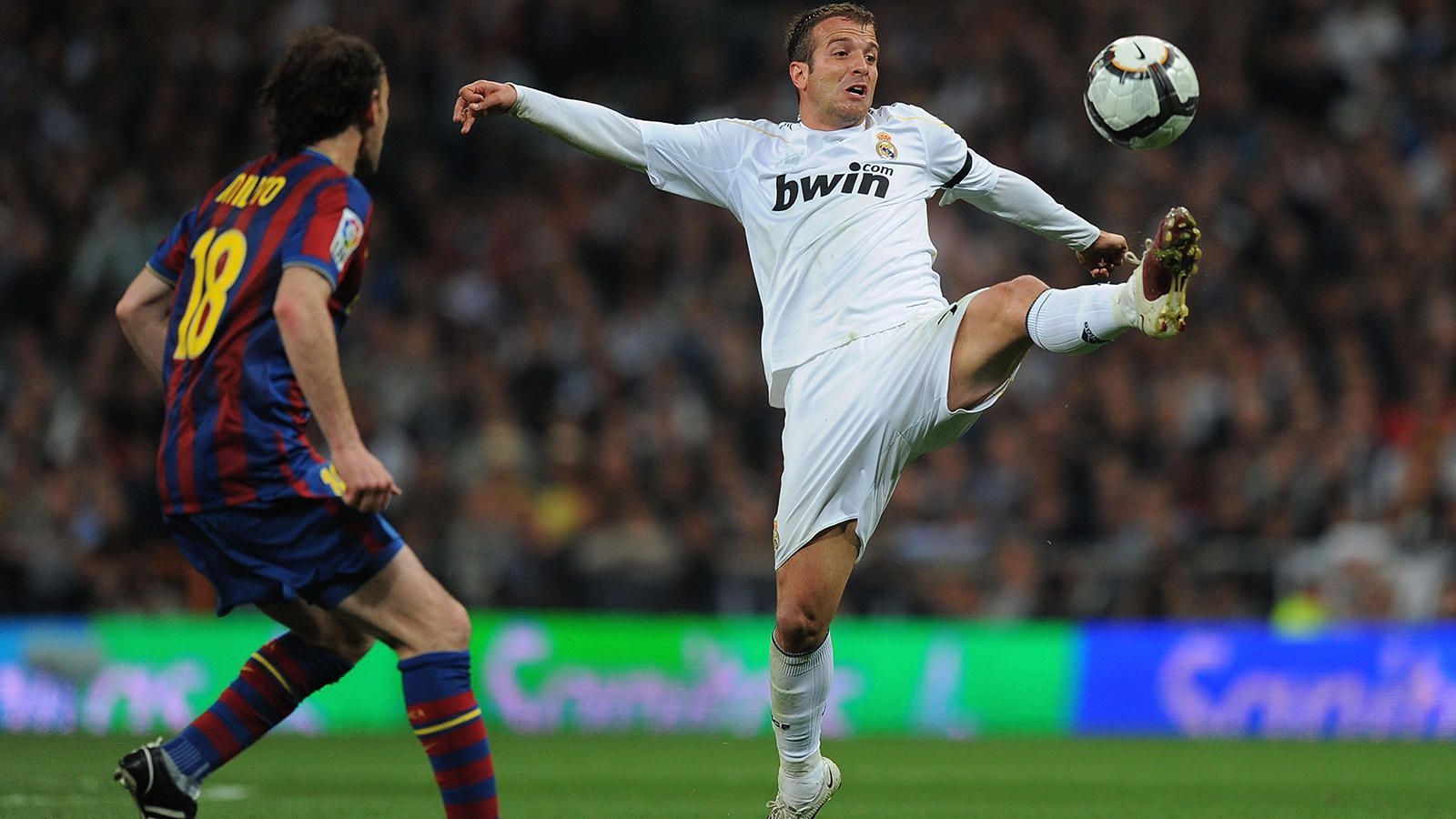 
                <strong>Rafael van der Vaart</strong><br>
                MittelfeldBei Real von 4.8.2008 – 1.9.201073 Spiele, 12 Tore
              