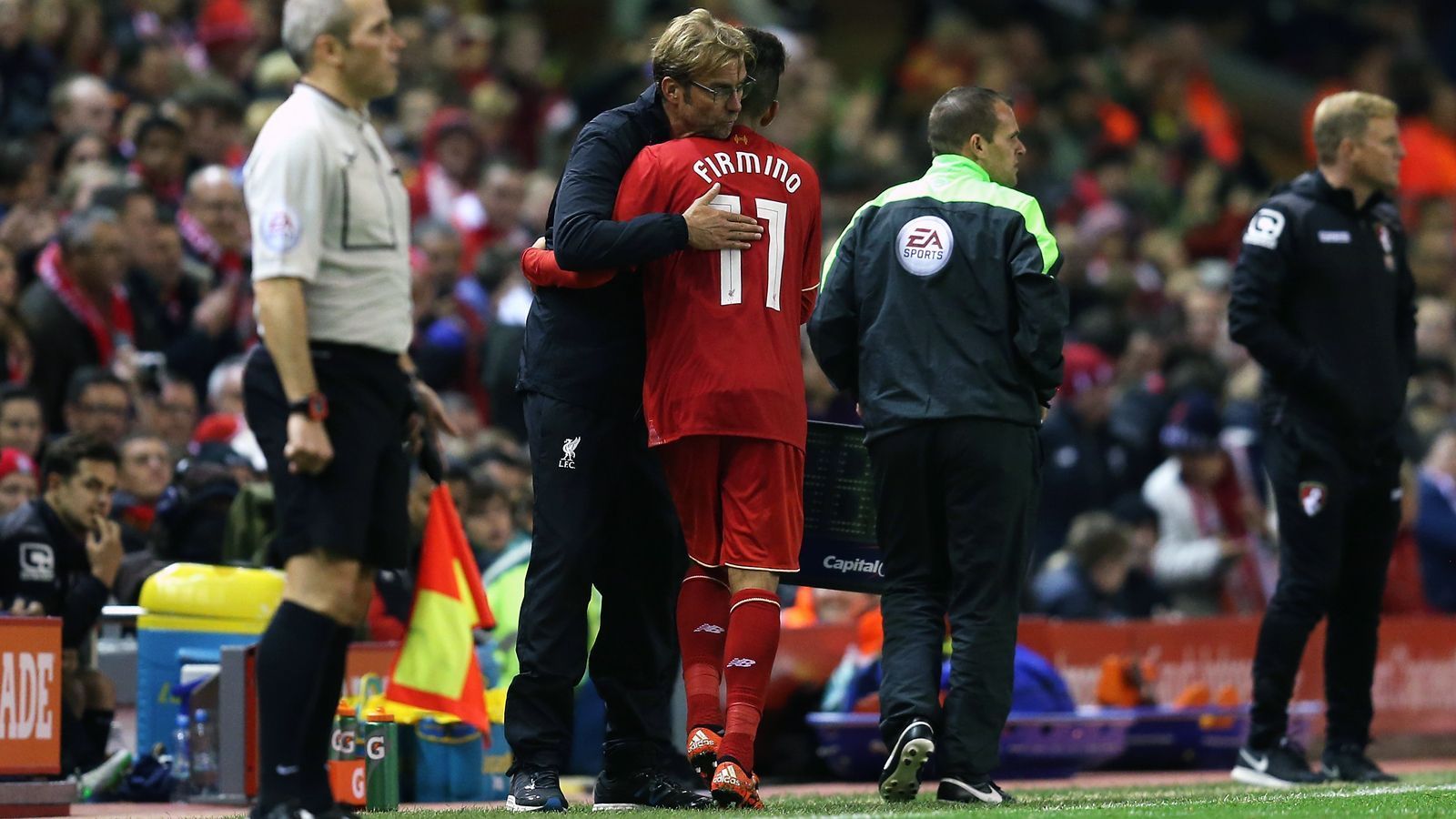 
                <strong>Klopps allererster Sieg als Liverpool-Coach</strong><br>
                Bis der frühere Dortmunder Meistertrainer seinen ersten Sieg als "Reds"-Coach feiern durfte, dauerte es genau 20 Tage. Nach zunächst drei Unentschieden in der Premier League bzw. Champions League, war es am 28. Oktober 2015 so weit. Durch einen 1:0-Sieg über Bournemouth erreichte Liverpool das Viertelfinale des EFL-Cups.
              